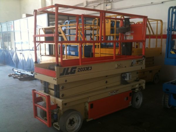 Piattaforma aerea verticale JLG 2030ES